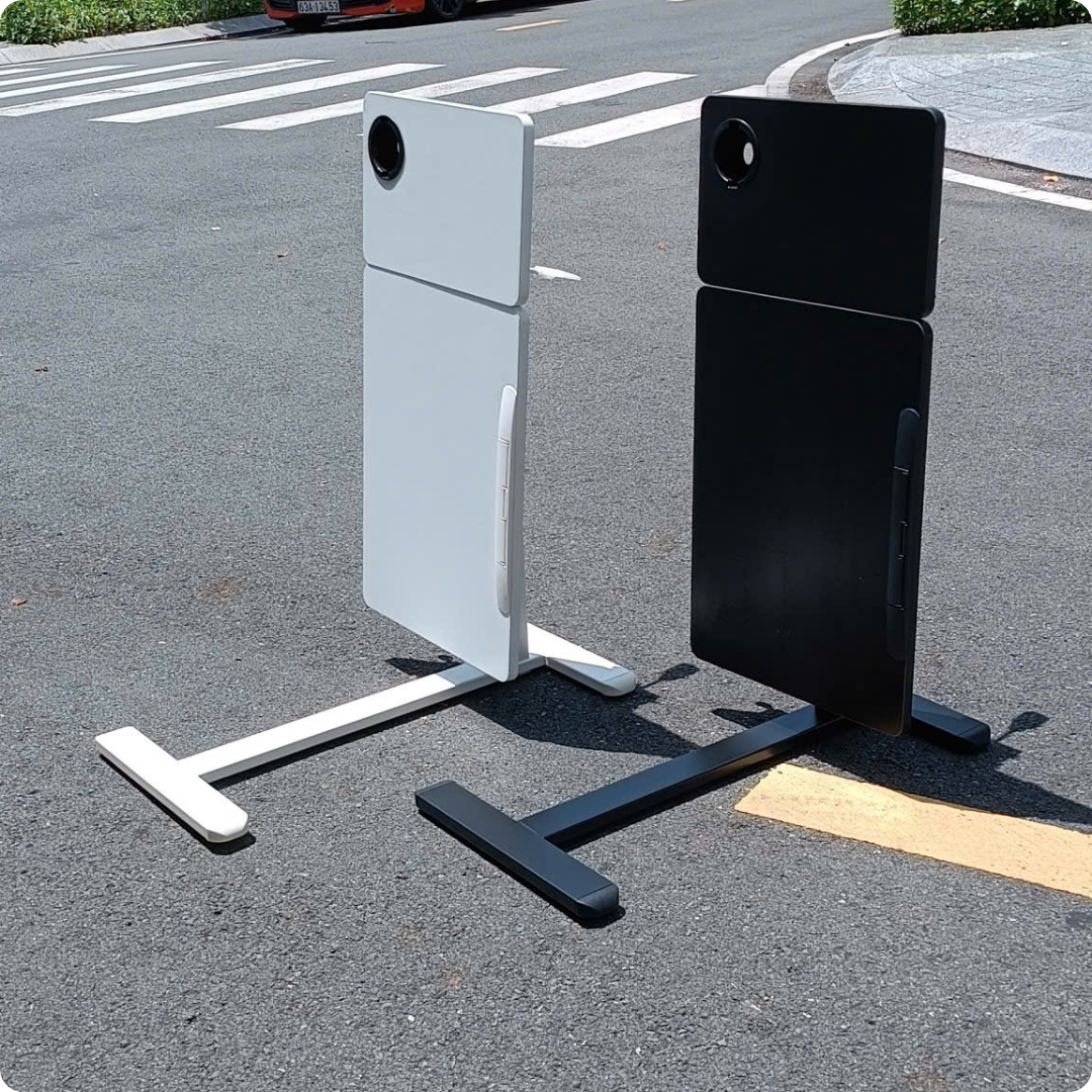 Bàn nâng hạ cạnh giường ngủ tại nhà, cạnh ghế sofa, mặt bàn có khả năng xếp gọn khi không dùng.