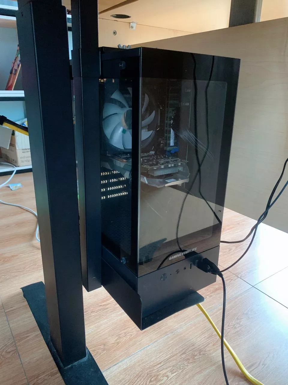 Giá treo CPU bàn làm việc tiện lợi, tùy chỉnh linh hoạt cho mọi kích cỡ thùng CPU